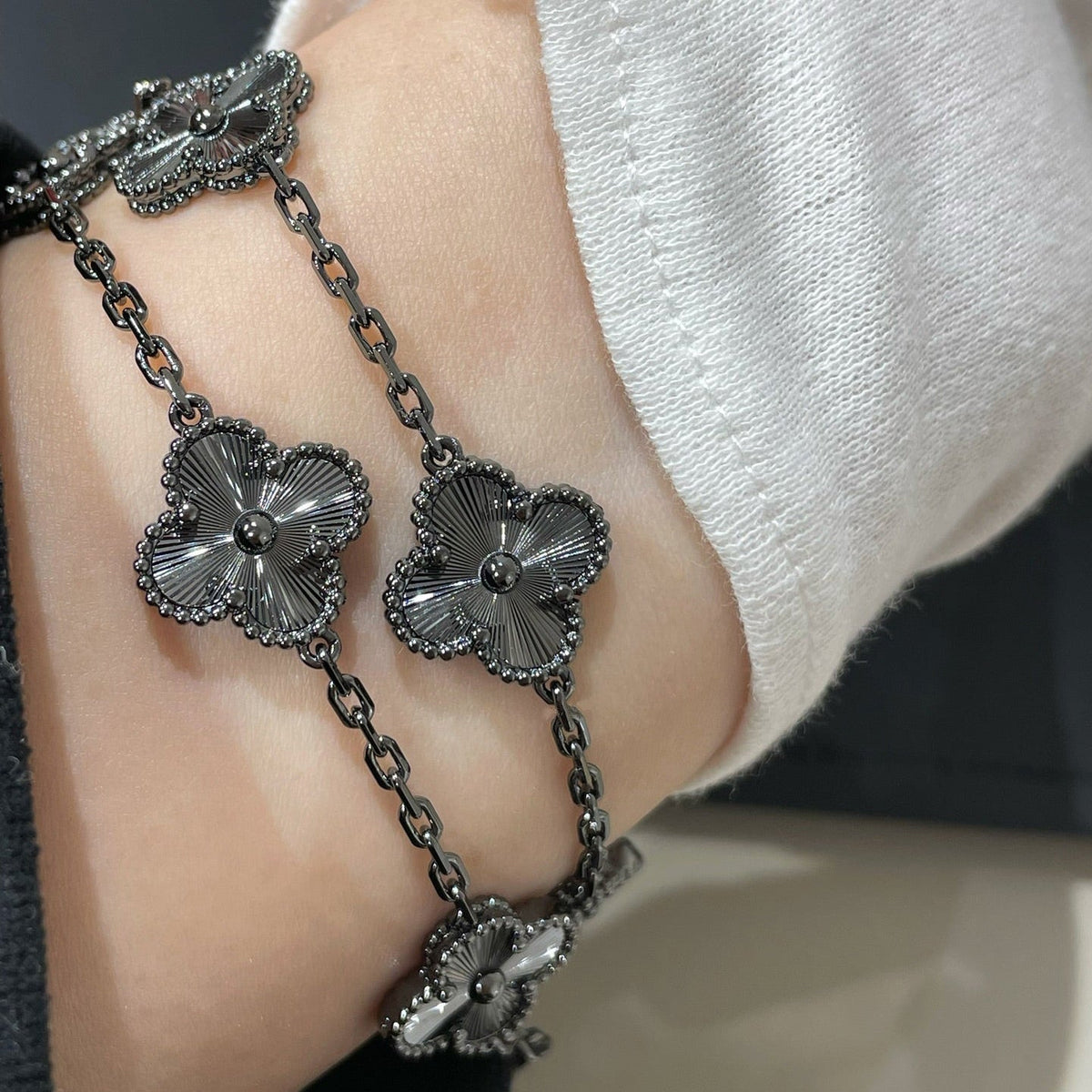 [⭐Sparkve]CLOVER 5 MOTIF BLACK BRACELET