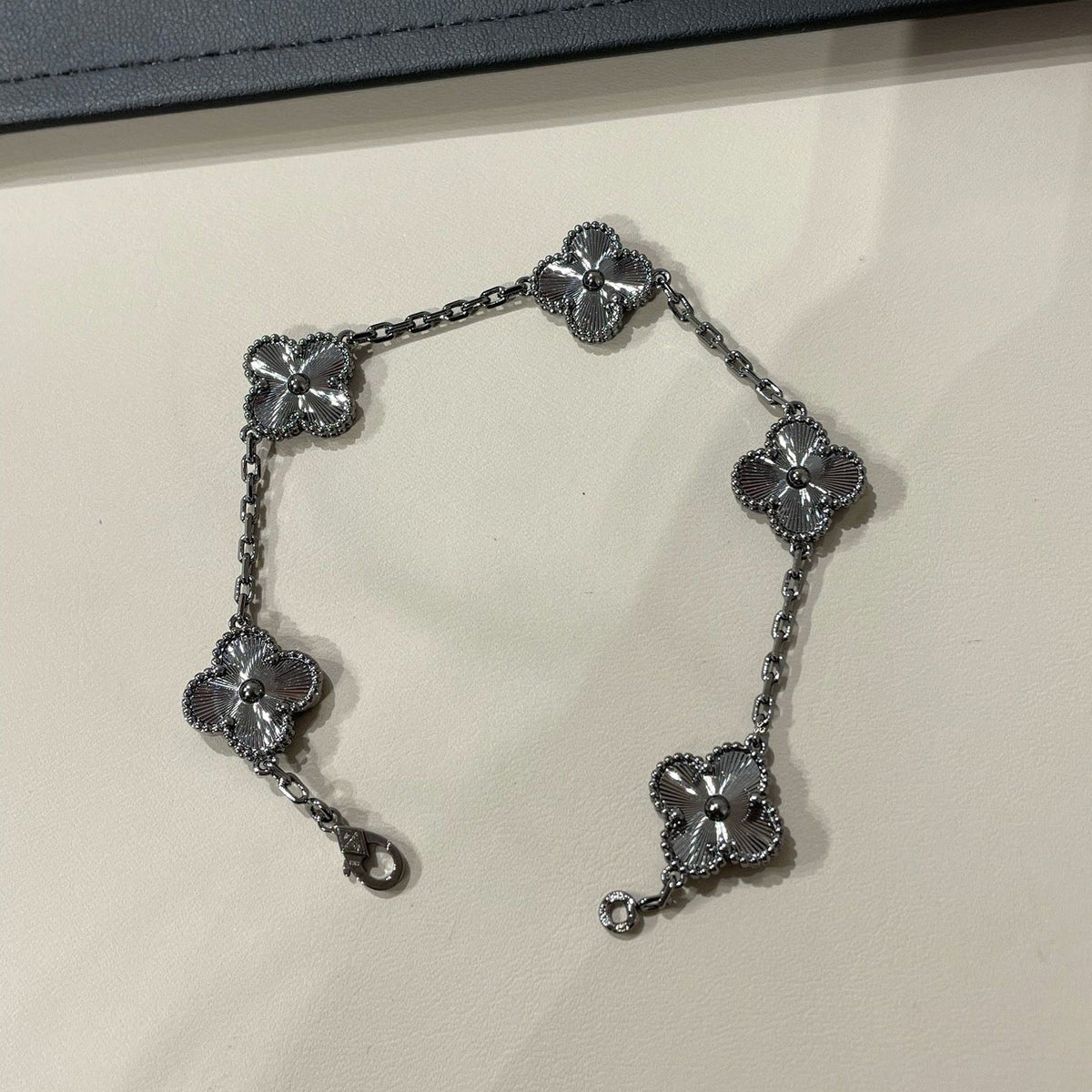 [⭐Sparkve]CLOVER 5 MOTIF BLACK BRACELET