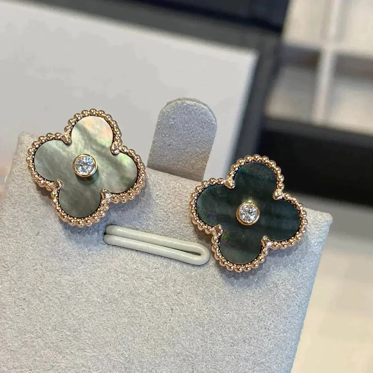 [⭐Sparkve]CLOVER MEDIUM 1 MOTIFS GRAY MOP  DIAMOND EARRINGS