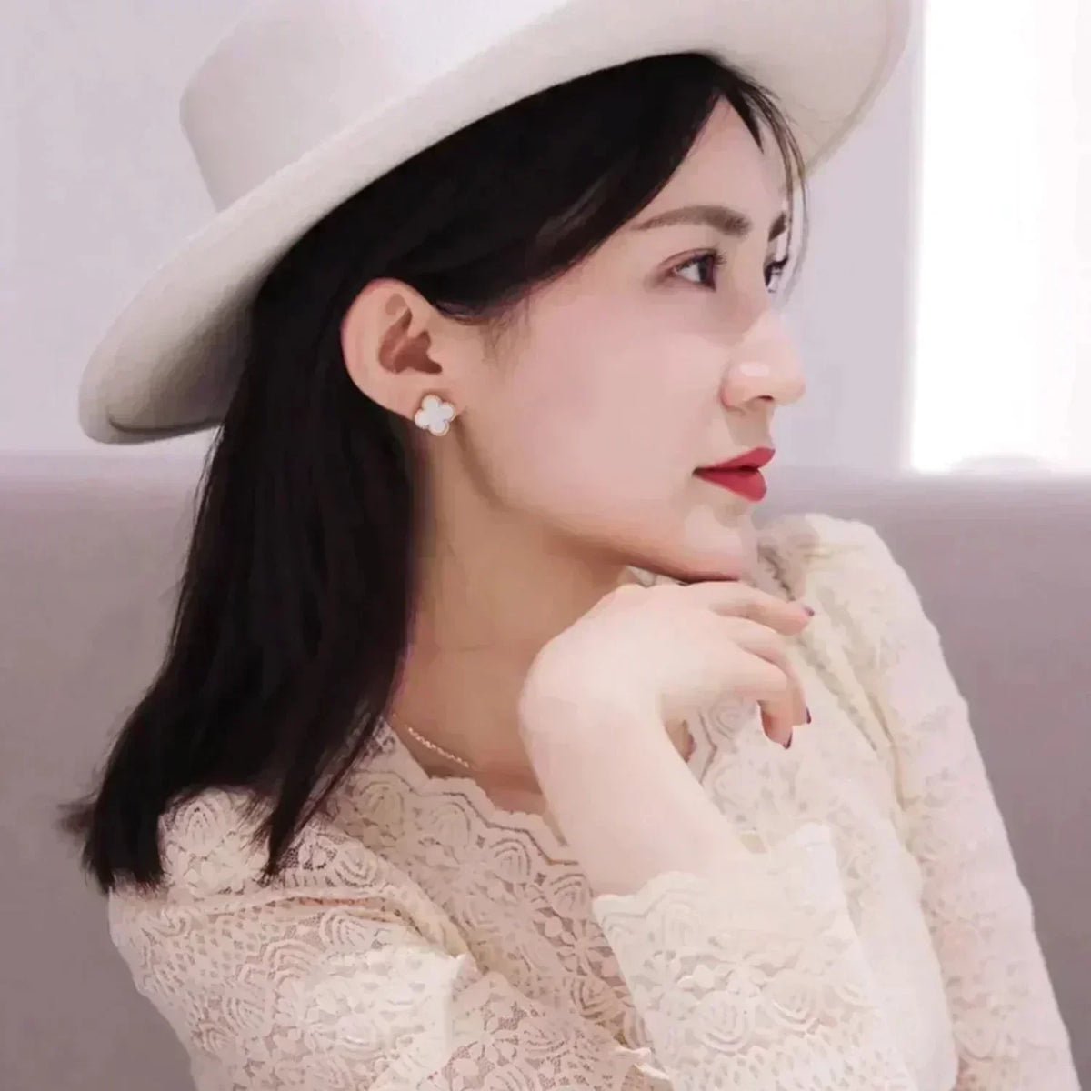 [⭐Sparkve]CLOVER MEDIUM 1 MOTIFS  WHITE MOP STUD EARRINGS
