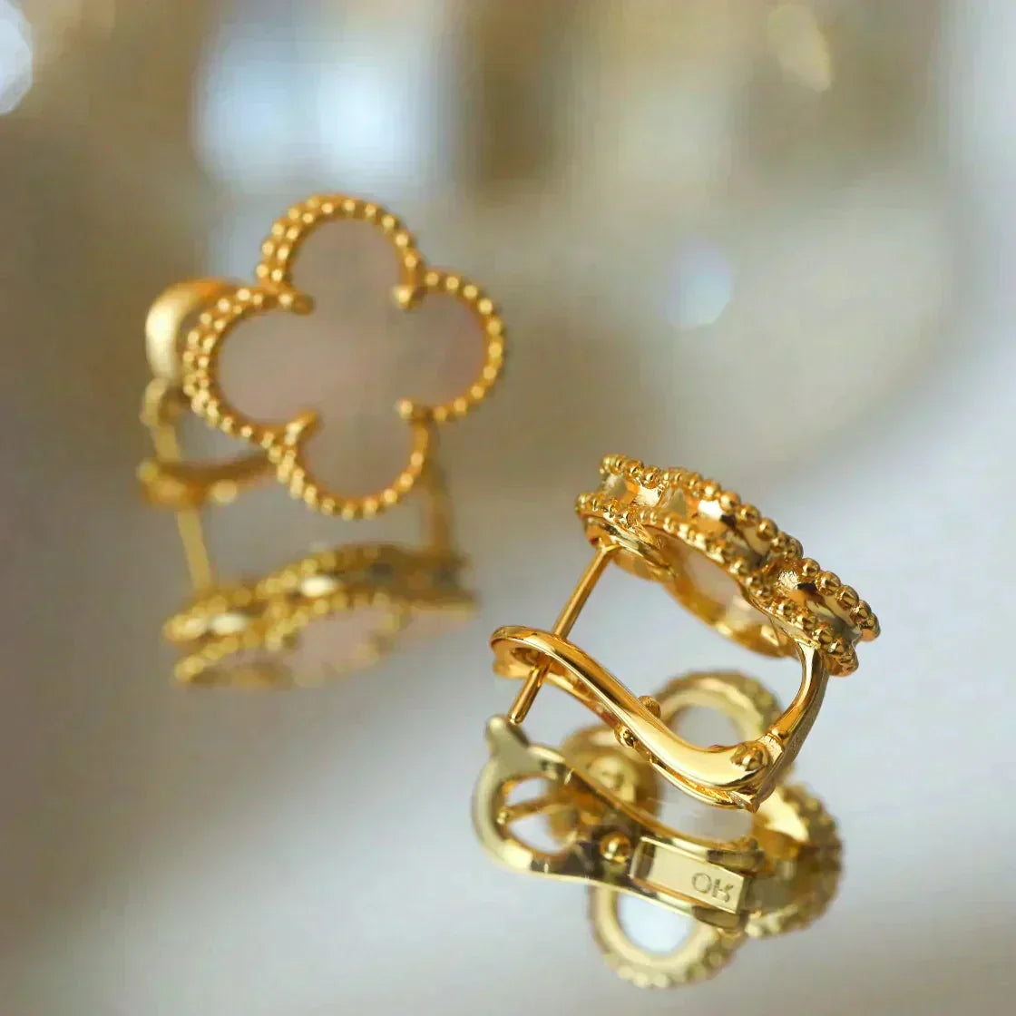 [⭐Sparkve]CLOVER MEDIUM 1 MOTIFS  WHITE MOP STUD EARRINGS