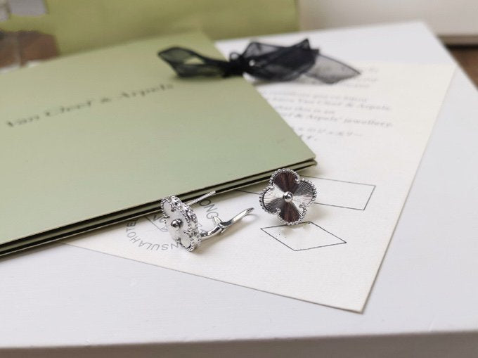 [⭐Sparkve]CLOVER MEDIUM STUD EARRINGS