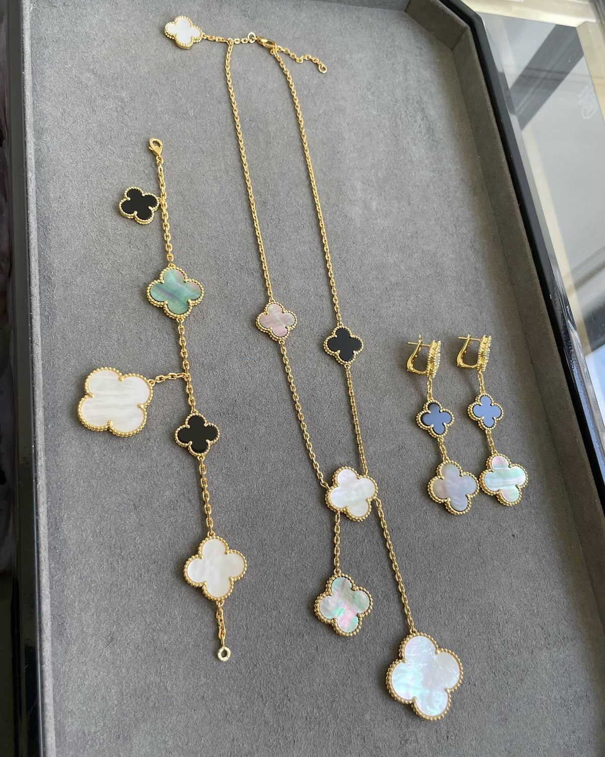 [⭐Sparkve]CLOVER 3 MOTIF MOP ONYX DARK MOP PINK GOLD EARRINGS