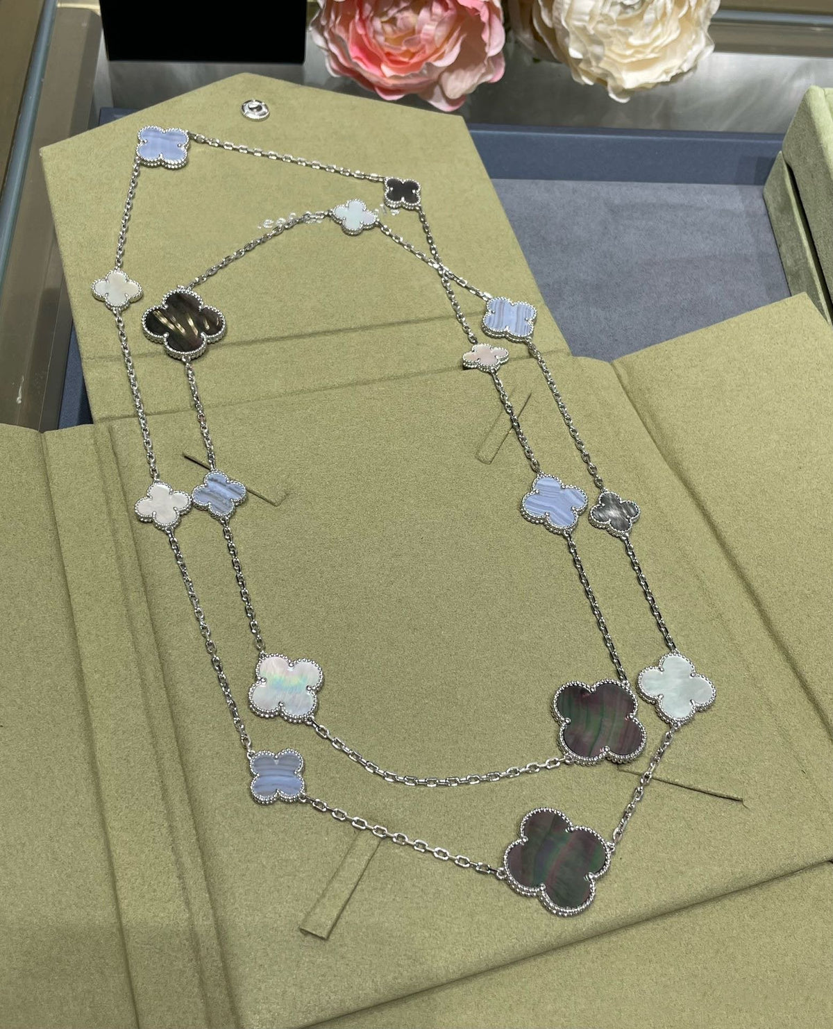 [⭐Sparkve]CLOVER 16 MOTIF CHALCEDONY MOP SILVER NECKLACE