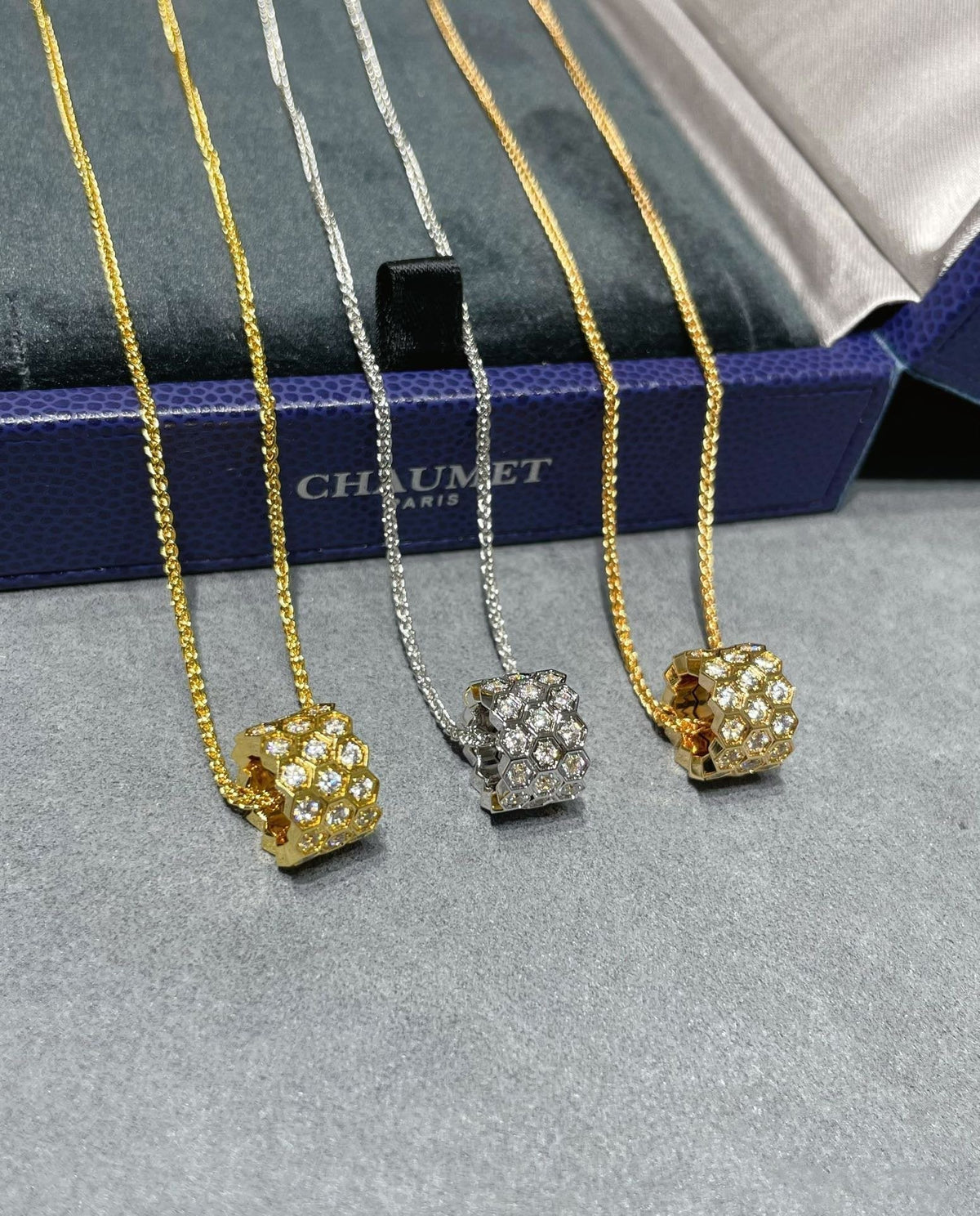 [⭐Sparkve]BEE LOVE DIAMOND PAVED 3 ROW NECKLACE