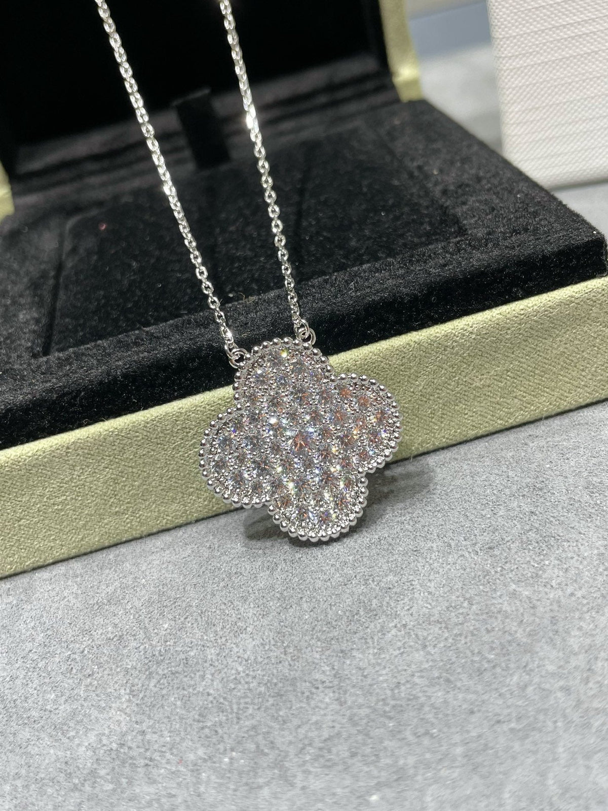 [⭐Sparkve]CLOVER 25MM LARGE PENDANT DIAMOND PAVED SILVER NECKLACE