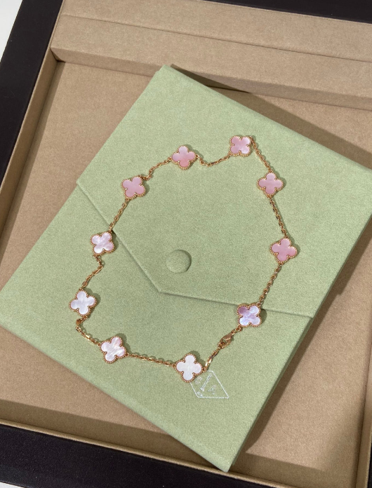 [⭐Sparkve Jewellery] Pink Necklace with Ten Clover Designs