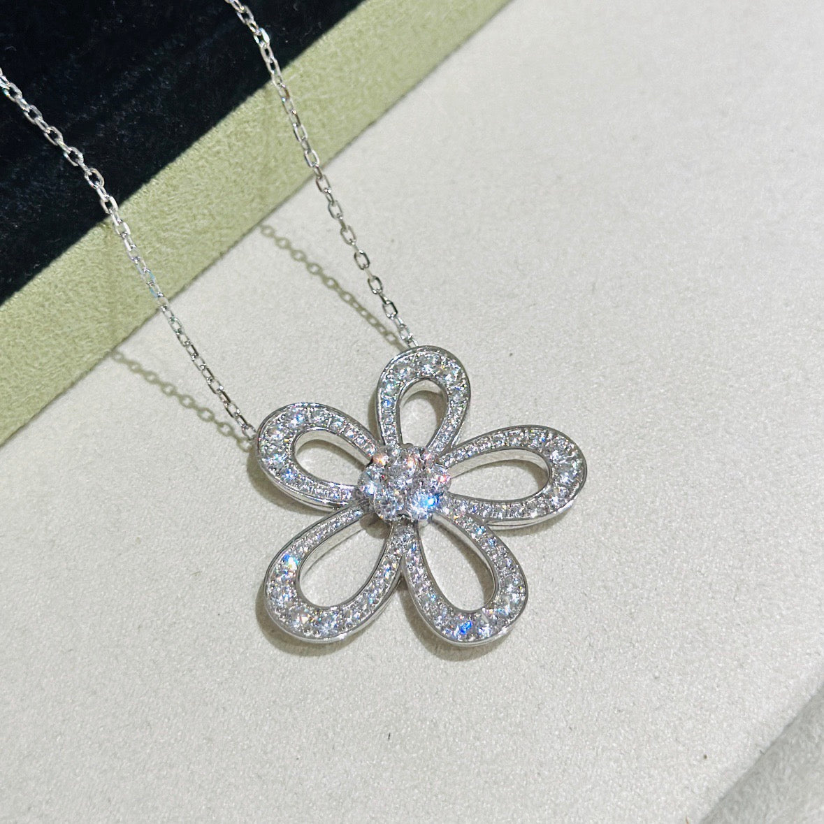 [⭐Sparkve]FLOWERLACE NECKLACE FULL DIAMONDS