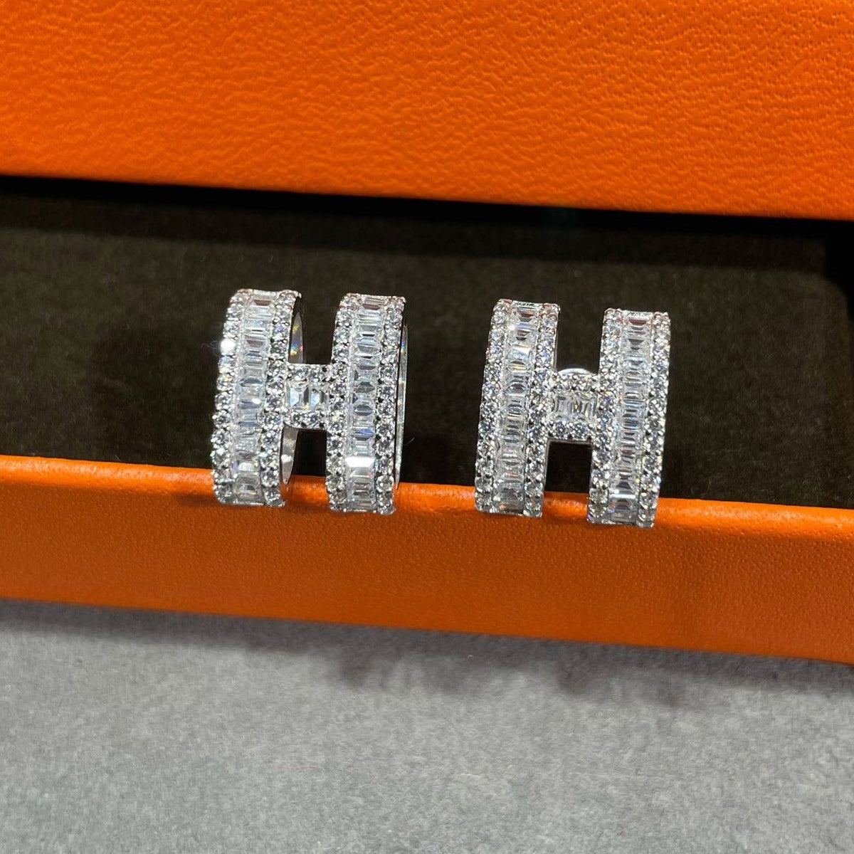 [⭐Sparkve]H STUD EARRINGS WITH SILVER DIAMONDS