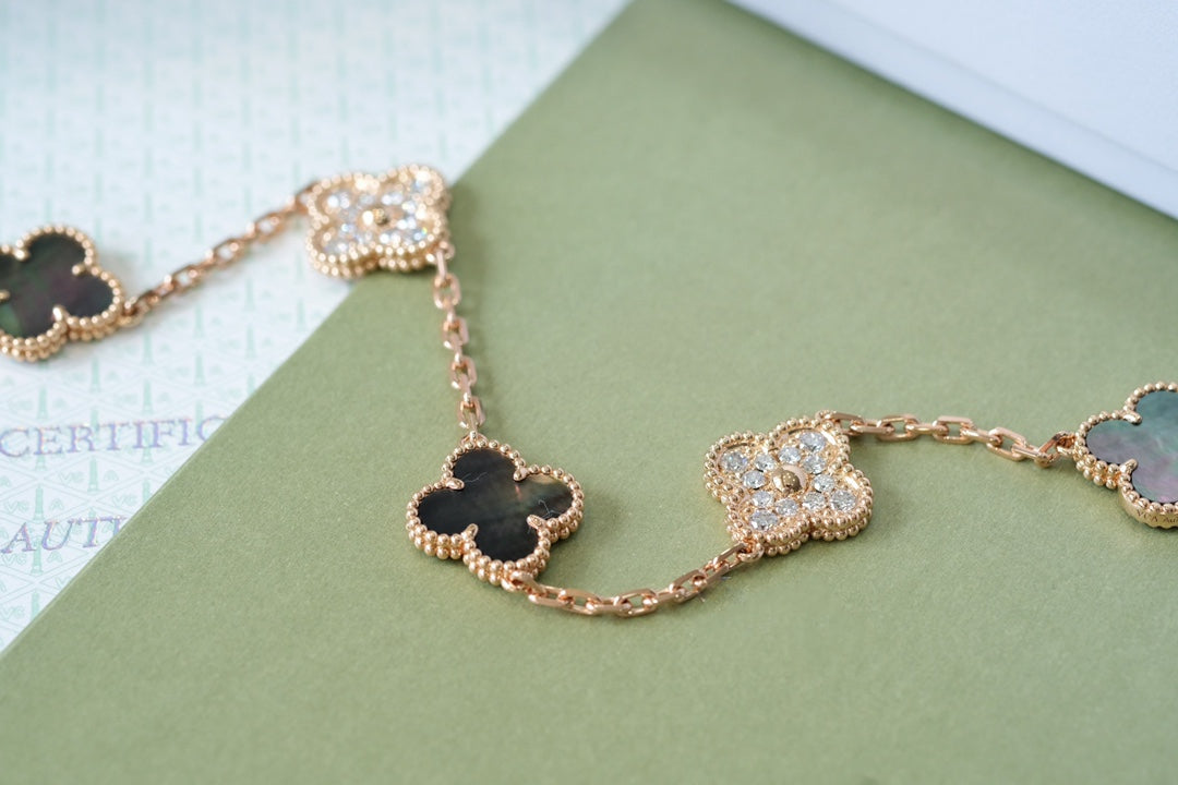[⭐Sparkve] CLOVER 5 MOTIF GRAY MOP BRACELET COLLECTION