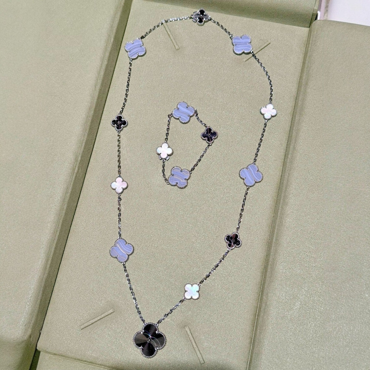 [⭐Sparkve]DETACHABLE CLOVER 15(11+4) FLOWER SILVER NECKLACE SET